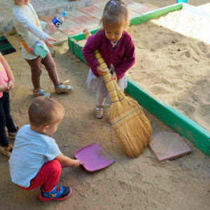 Copiii au schimbat jucăriile pe unelte de grădinărit