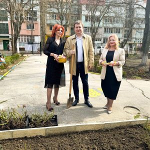 Șefa DETS Centru împreună cu Pretorul sectorului Centru a plantat trandafiri pe teritoriul Grădiniței nr. 59